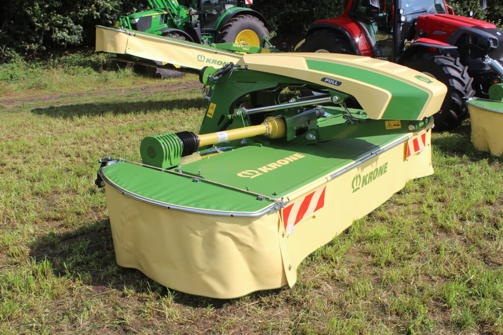 EasyCut F 320 je jeden ze dvou nových modelů čelně nesených žacích strojů Krone.