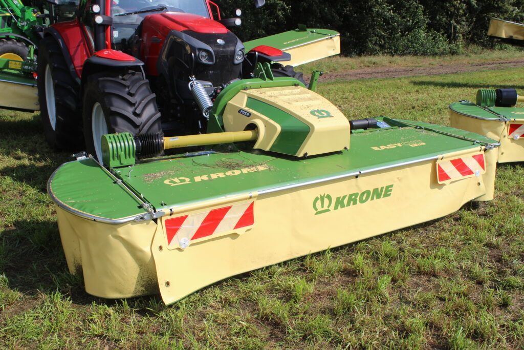 Varianta Push čelně nesených žacích strojů Krone je nejvhodnější řešení pro obzvláště kopcovitý terén. Díky své lehké konstrukci a těsnému spojení s traktorem nabízí zavěšení Push obzvláště kompaktní jednotku.