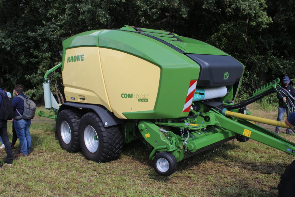 Nový lis Krone ComPack Pro je vybaven novými funkcemi, které z něj dělají ideální všestranný nástroj pro farmy a poskytovatele služeb nejen z hlediska výkonu a komfortu.