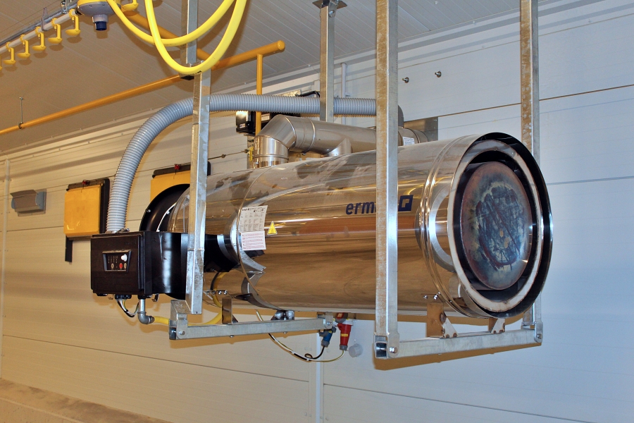 Haly jsou vytápěny čtyřmi topidly Ermaf o výkonu 100 kW s odvodem zplodin mimo stáj Foto archiv AGE