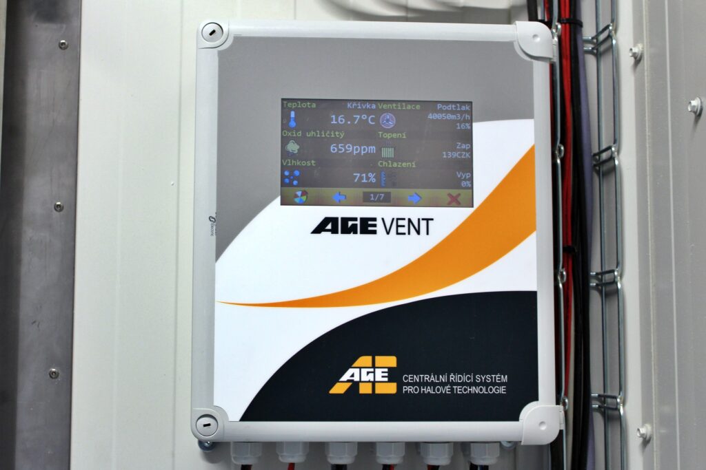 Ventilační systém řízený jednotkou AGE-VENT 300+ od firmy AGE s. r. o. nabízí efektivní kontrolu klimatu v hale díky zrychleným procesům a vylepšeným algoritmům s podporou monitorovacího systému AGE Monitor Foto archiv AGE