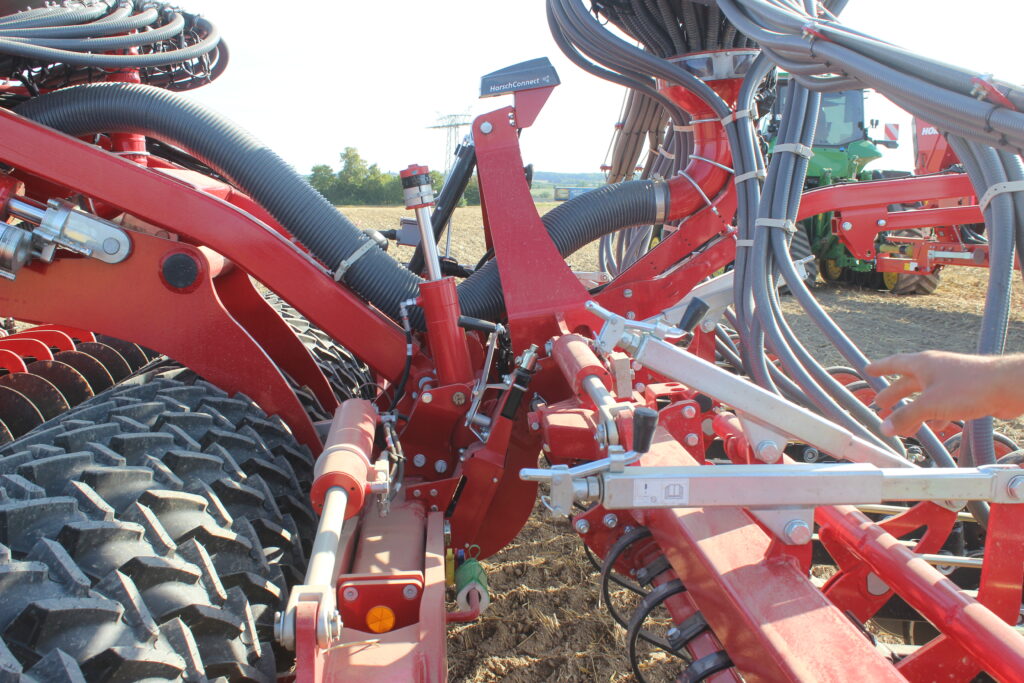 U strojů s flexibilním tříbodovým závěsem byla tato spojovací část přepracována a výrazně přiblížena k pneumatikovému pěchu. 