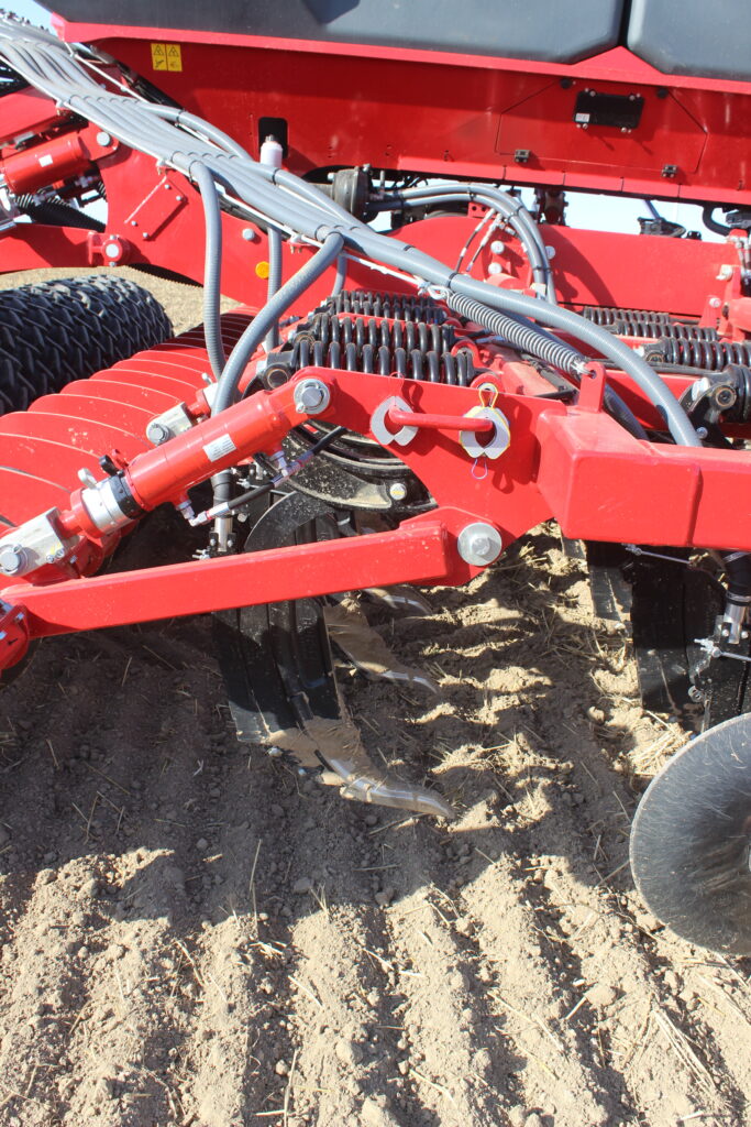 Detail kypřicí radlice s výbavou pro ukládání hnojiva do nakypřeného pásu půdy.