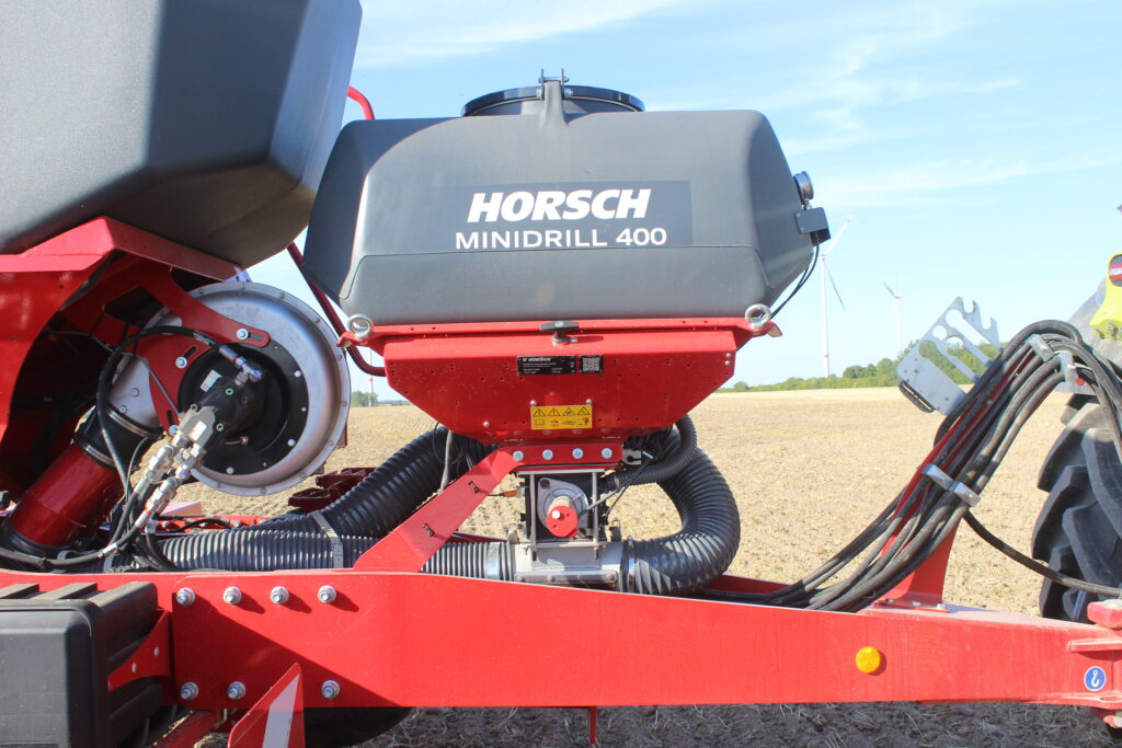 Zachována zůstává i volitelná možnost secího stroje MiniDrill – jak 400 l MiniDrill G&F, která umožňuje aplikaci do nakypřených pásů půdy anebo do secí botky, tak i MiniDrill Autark.