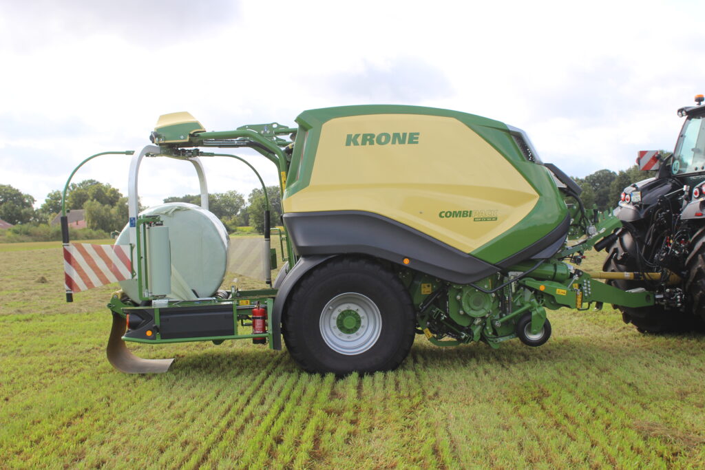 Kombinovaný stroj s integrovanou baličkou vytváří velmi pevné a tvarově stálé balíky s variabilním průměrem od 100 cm do 165 cm.