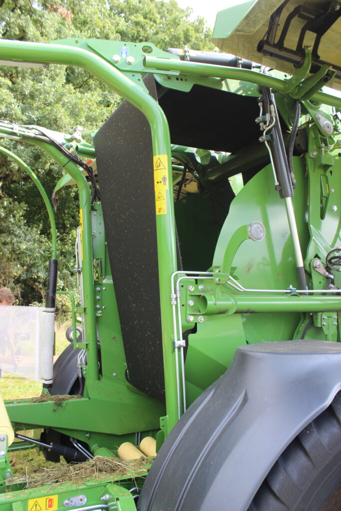 Lisovací komora je tvořena jedním pásem.