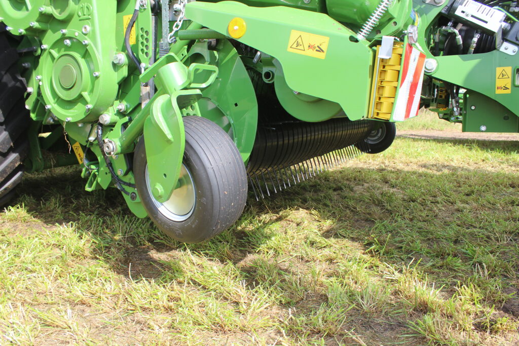 Otáčky sběrače buďto řídí automatický systém podle pojezdové rychlosti, anebo je možné je měnit i manuálně povely na ISOBUS ovládacím terminálu.