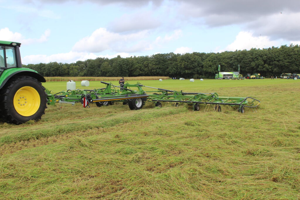 Obraceč Krone Vendro C 1340 disponuje dvanácti rotory a pracovním záběrem téměř 13,40 m.