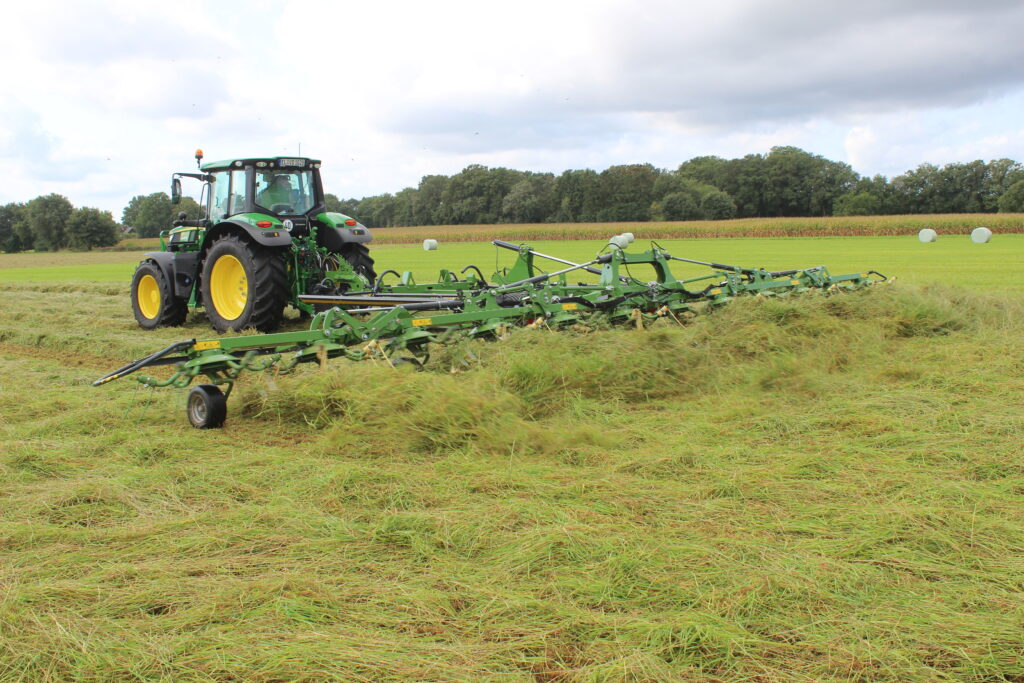 Při rozhozu čerstvě posečené travní hmoty zaujal nový obraceč Krone Vendro C 1340 svou kvalitou práce.