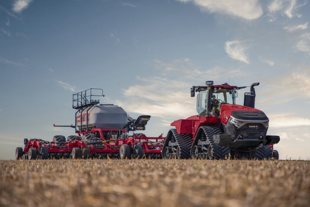 Farmáři mají k dispozici integrované technologie precizního zemědělství bez nutnosti předplatného, které poskytují automatizované funkce jako AccuTurn Pro (automatické otáčení na souvratích) a AccuSync.
