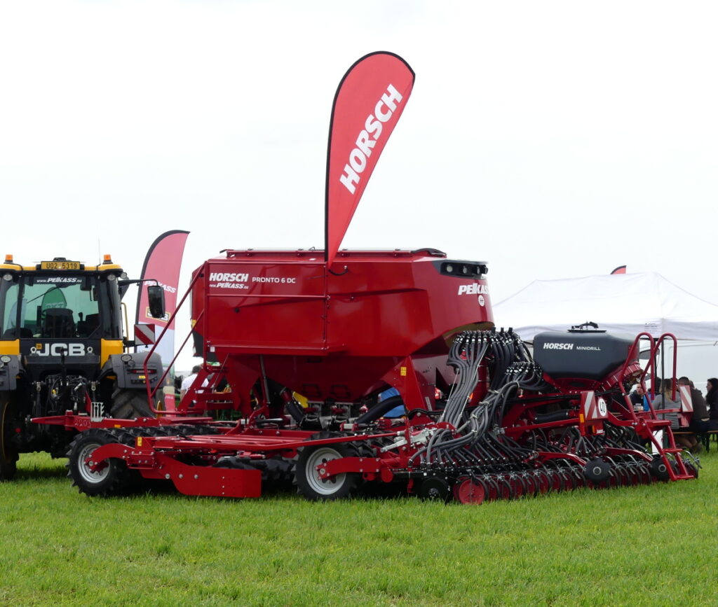 Tažený secí stroj se dvěma pěchy a přídavnou výsevní jednotkou