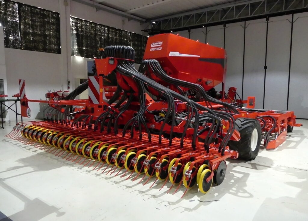 Secí stroj s dvoukomorovým zásobníkem pro osivo a hnojivo