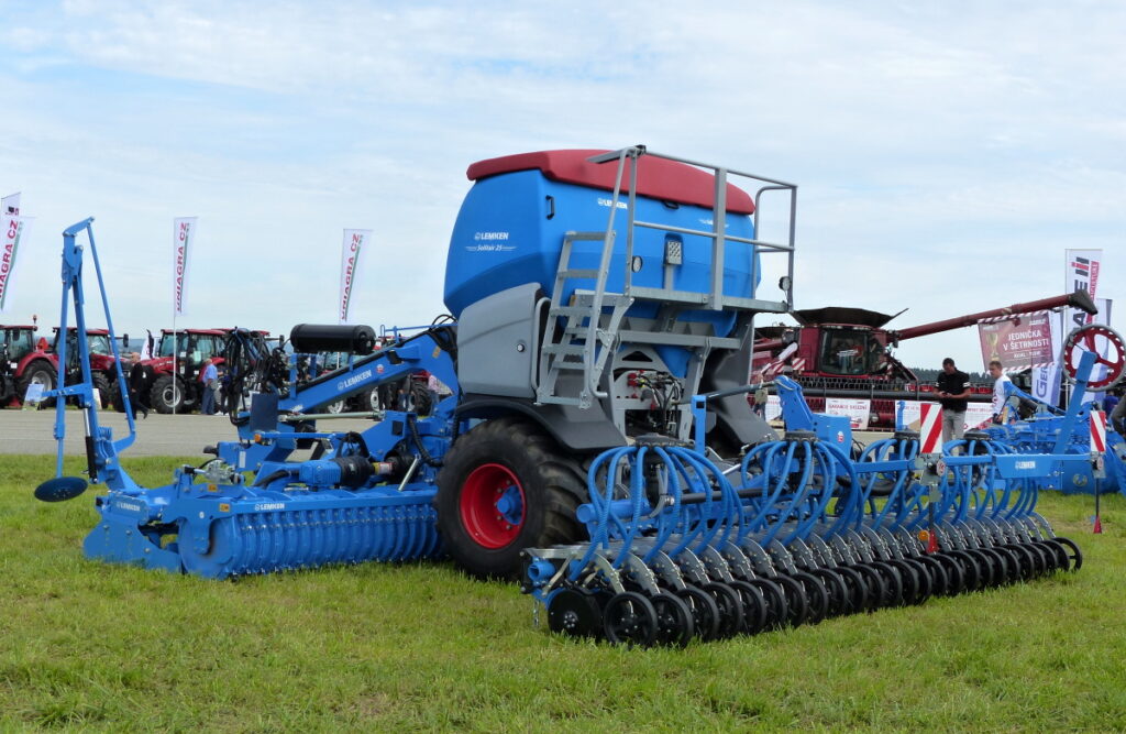 Kombinace rotačních bran, podvozku a pneumatického secího stroje