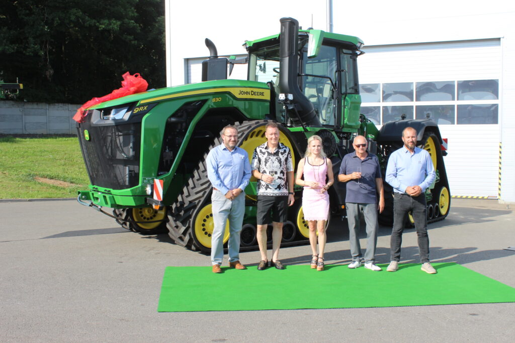 Před novým traktorem JD 9RX830 se na středisku firmy Strom Praha – Nový Dvůr vyfotografovali (zleva): obchodní ředitel firmy Strom Praha a.s. Milan Dufek, provozní ředitel společnosti Chroustovická a.s. Petr Jeníček, finanční ředitelka společnosti Chroustovická a.s. Martina Jelínková, vedoucí divize Strom Praha – Nový Dvůr Jaromír Donát, ředitel marketingu a podpory prodeje společnosti Strom Praha a.s. Martin Hučko