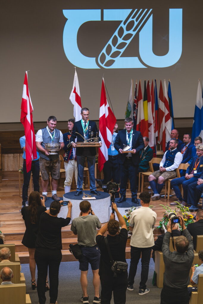 Nejlepší oráči 70. MS v orbě jednostrannými pluhy. 1. James Witty Anglie, 2. Stefan Steiner Rakousko, 3. Martin Lindberg Velling Dánsko