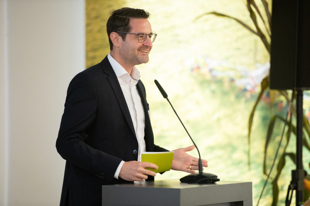 „Bad Saulgau je centrální součástí skupiny Claas a symbolizuje inovační sílu a kvalitu ve sklizni krmiva. Lokalita má v mezinárodním měřítku vynikající pověst – a právě na tom stavíme další kroky růstu,“ uvádí provozní ředitel Thomas Spiering.