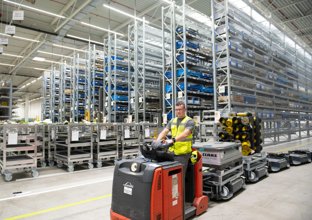 Nové logistické centrum firmy Claas zahrnuje plně automatizované skladování malých nosičů nákladu a europalet, oblast kompletace, skladovací prostory pro velké lakované komponenty a příjem zboží, kde mohou být současně vykládány až tři kamiony.