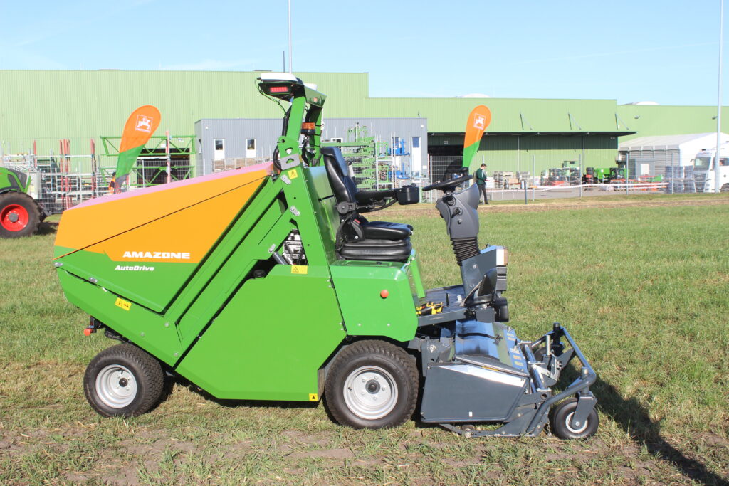 Studie Profihopper AutoDrive 1500 firmy Amazone posouvá sečení, sběr a mulčování na novou úroveň. Tento multifunkční stroj pracuje autonomně, efektivně a bezpečně – a zároveň nabízí plnou flexibilitu. 