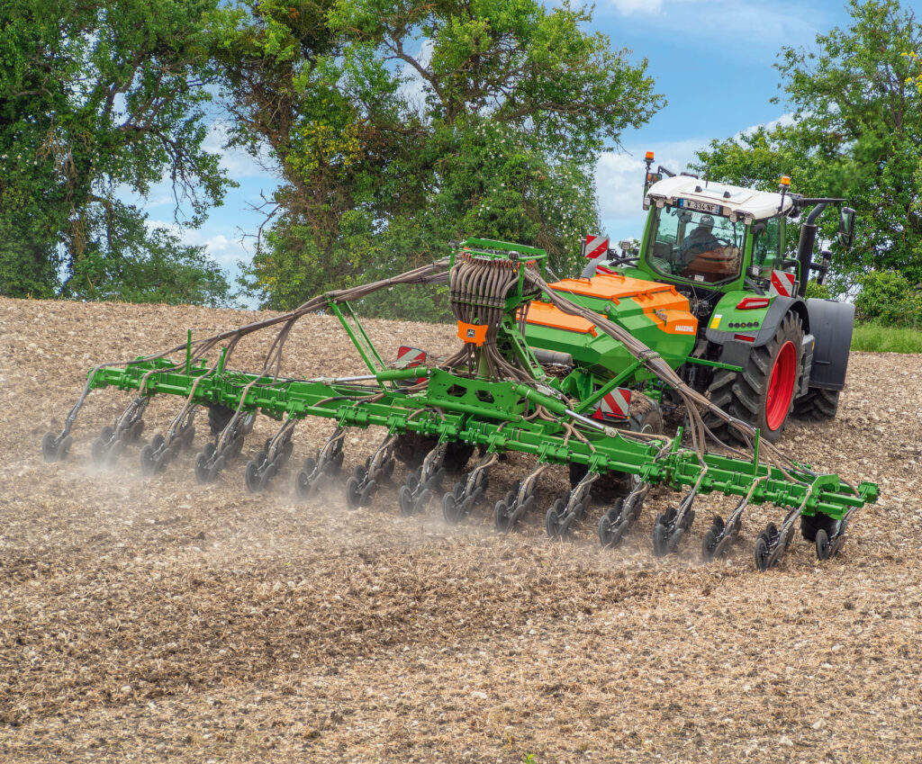 Novinkou u nového Condoru 02 firmy Amazone je automatická regulace tlaku radličky pro nerovný terén, která zajišťuje rovnoměrný tlak bez ohledu na podmínky a profil půdy.