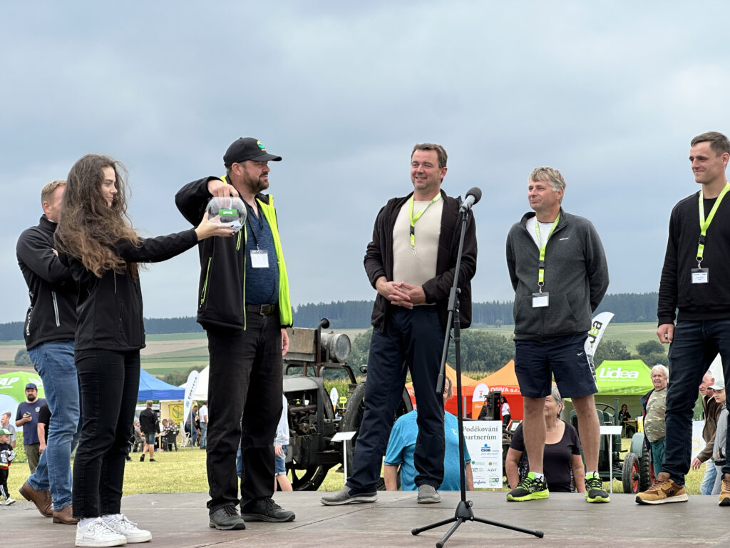 Nezávislého losování na hlavní tribuně výstavy Den Zemědělce se ujal obchodní ředitel vydavatelství Profi Press s.r.o. Marian Mrug.