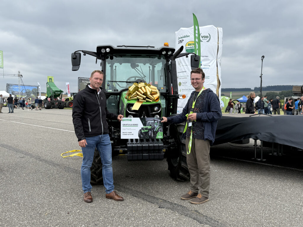 Traktor Deutz-Fahr 5080D Keyline si domů odvezl Lukáš Lysáček (vpravo).