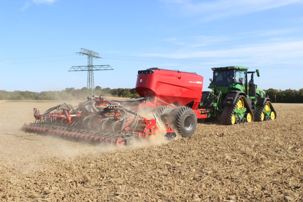 Nový pneumatický secí stroj Horsch Versa 7 SW je osazen děleným zásobníkem s kapacitou 6300 l. Osvědčený postup G&F může být také využíván.