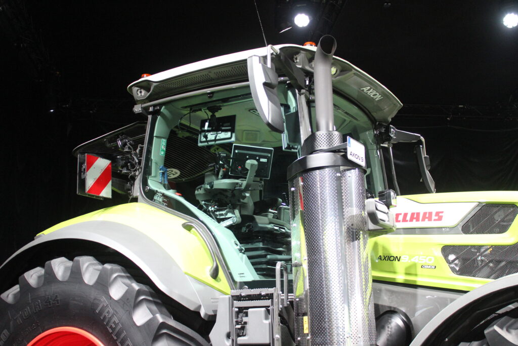 Traktory Claas nové řady Axion 9 se vyznačují novou kabinou s objemem 3 m³ a sníženou hlučností.