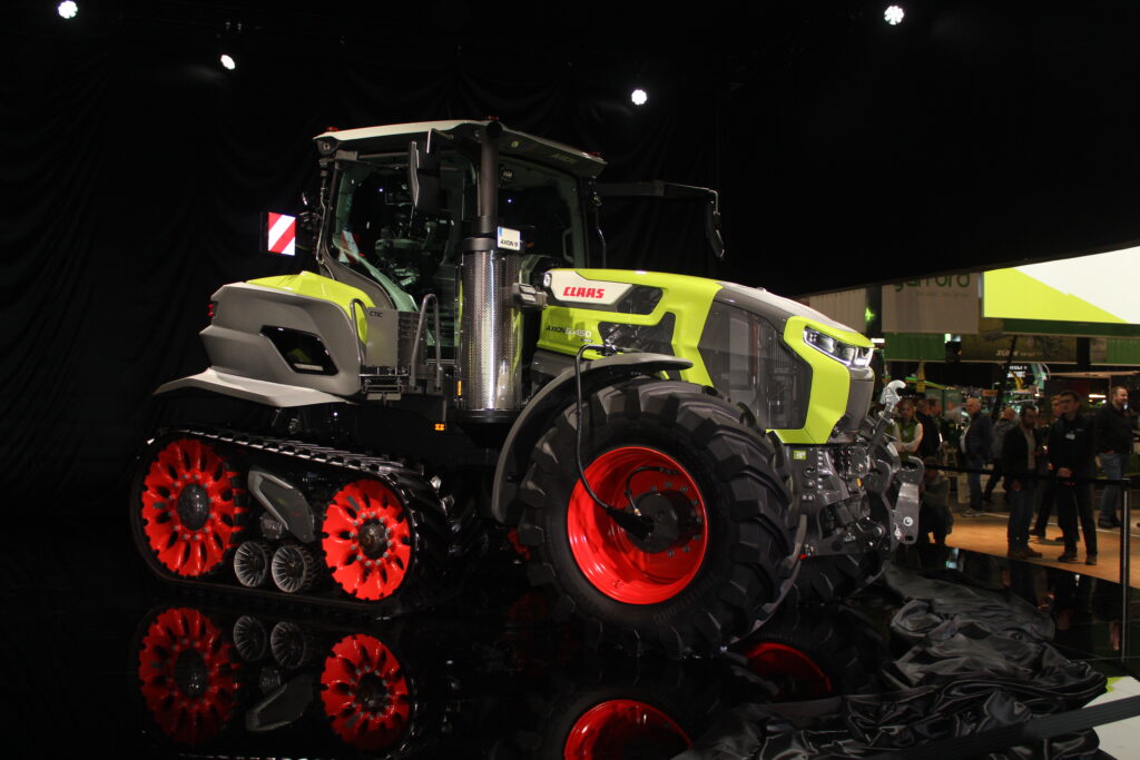 Nové traktory Claas existují v provedení s podvozkem jak kolovým, tak i kolopásovým – tedy jako Axion 9 a Axion 9 Terra Trac.