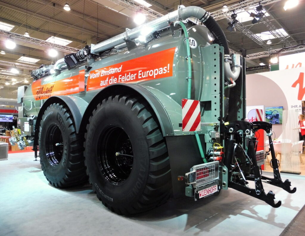 Dvounápravová cisterna s disky o rozměru 38´´ a čtyřkloubovým závěsem 