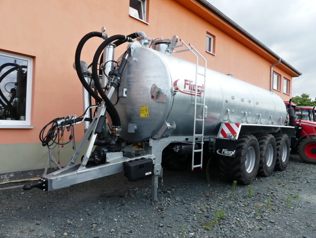 Třínápravová cisterna s nasávacím ramenem a žárově zinkovanou konstrukcí