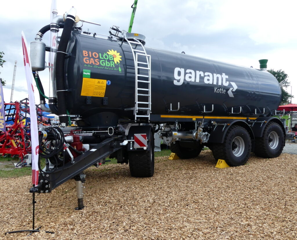 Cisterny pro návoz kejdy a digestátu mají různou podobu přední otočné nápravy