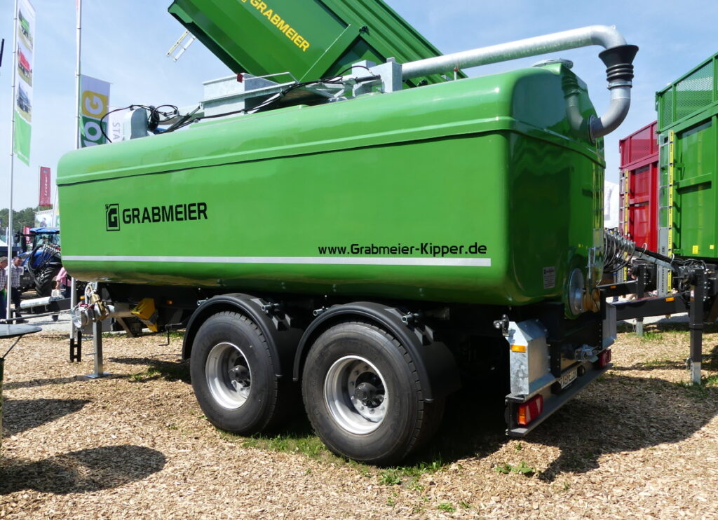 Dopravní cisterna v podobě klasického dvouosého návěsu, doplněná ramenem