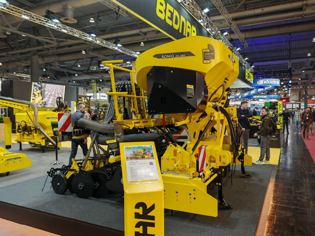 Novotou se lesklo celkem šest secích strojů BEDNAR pro různé technologie a způsoby zakládání porostů, mezi nimi secí kombinace Soniq ON.