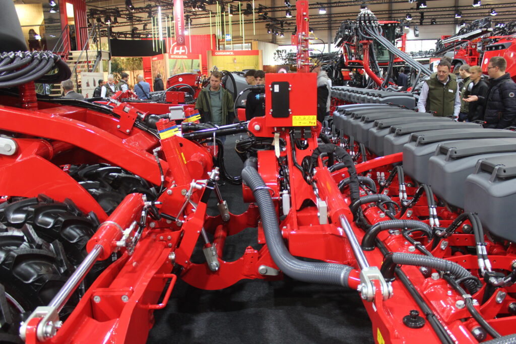 Tříbodový závěs secího stroje Focus 6.50 ST F byl inovován a je usazen výrazně blížeji k pneumatikovému válci. Zatížení a působící síly jsou tak lépe absorbovány. 