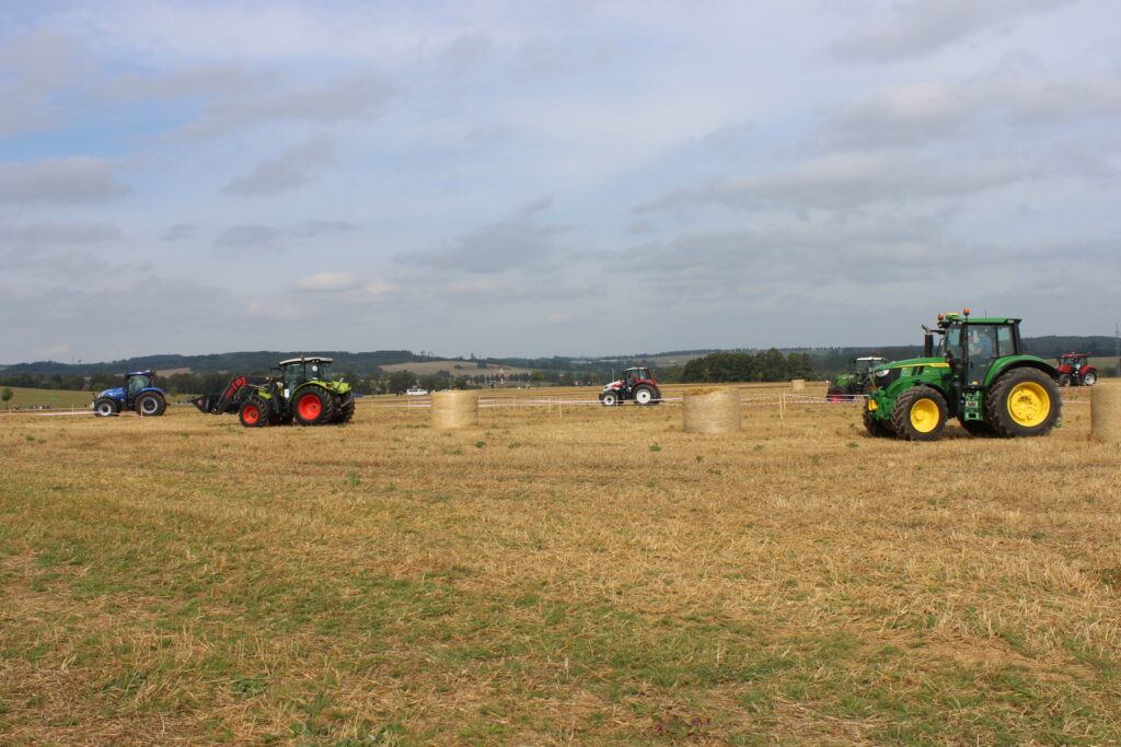 Šest traktorů na traktorovém polygonu
