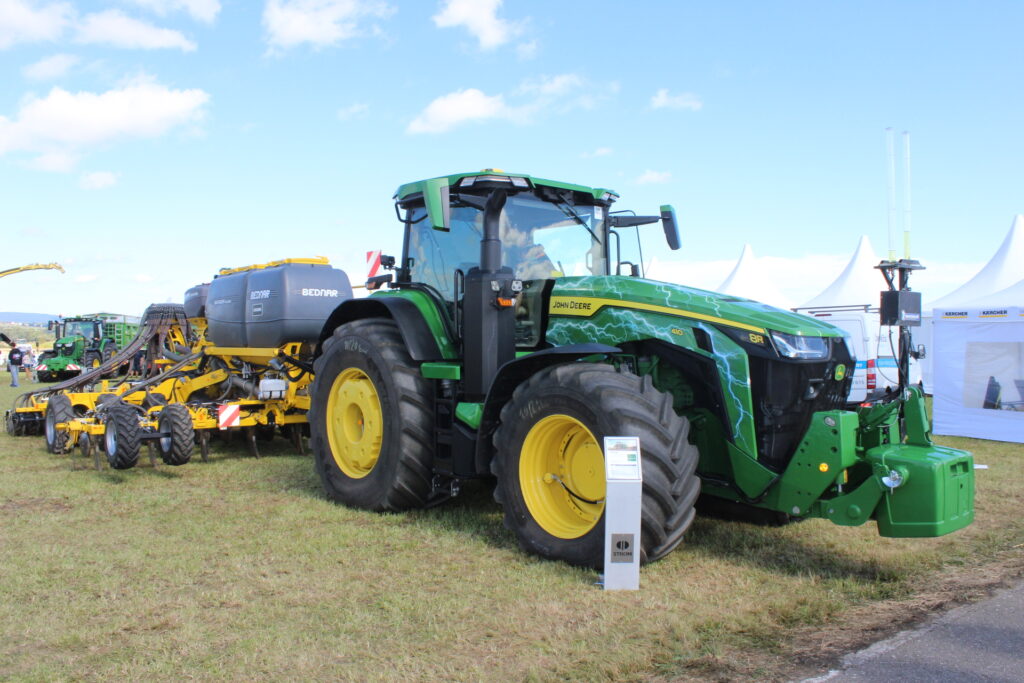 John Deere 8R 410 eAutoPowr se systémem centrální změny tlaku vzduchu v pneumatikách