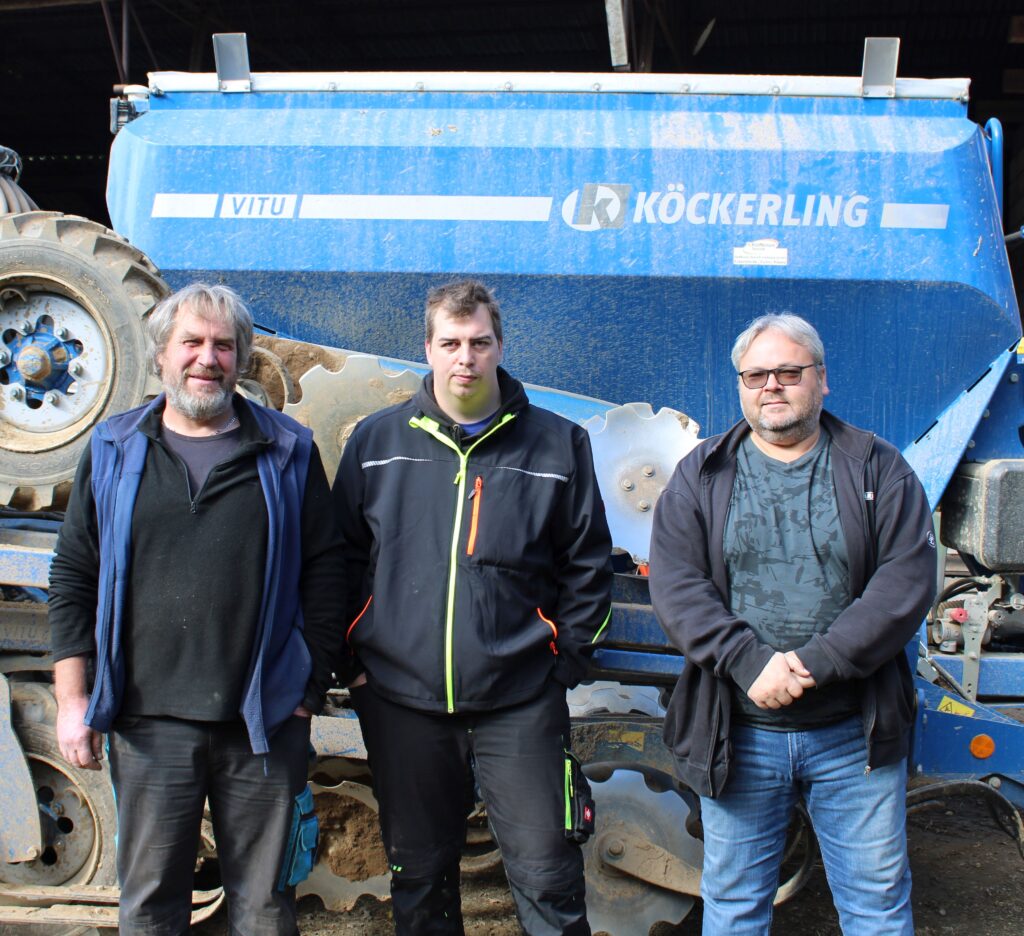 Farmář Luděk Havelka (vlevo) se synem Tomášem a Radkem Peštálem ze společnosti P&L, spol. s r. o. 