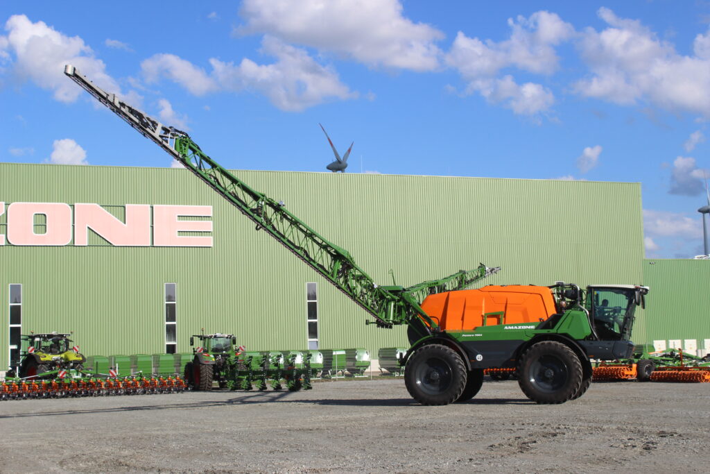 V létě 2025 představila firma Amazone pro postřikovač Pantera 7004 další inovace. Díky nově zavedeným volitelným prvkům – W-podvozku a satelitní navigaci Trimble – může být stroj ještě lépe přizpůsoben individuálním potřebám zákazníků.