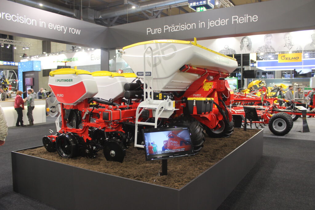 Firma Pöttinger vstoupila do segmentu přesných secích strojů, když na mezinárodním veletrhu Agritechnica 2025 v Hannoveru představila secí stroj Puro H 3000.
