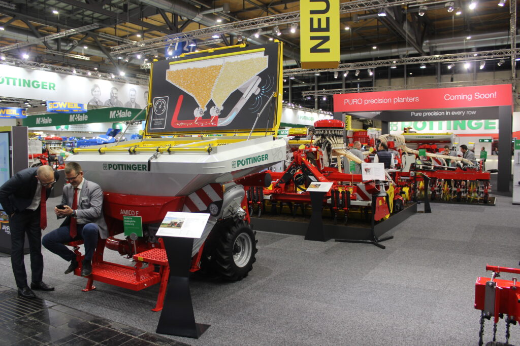 Dále byla na stánku společnosti Pöttinger k vidění zajímavá kombinace čelně neseného zásobníku Amico F, který slouží k uložení osiva pro nový nesený secí stroj Aerosem F 3000 DD. 