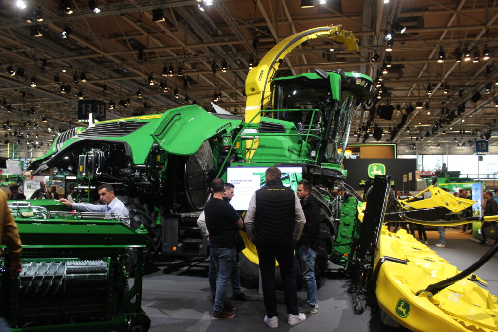 Společnost John Deere představila na mezinárodním veletrhu Agritechnica 2025 mimo jiné také své zcela nové sklízecí řezačky: řady F8 a F9.