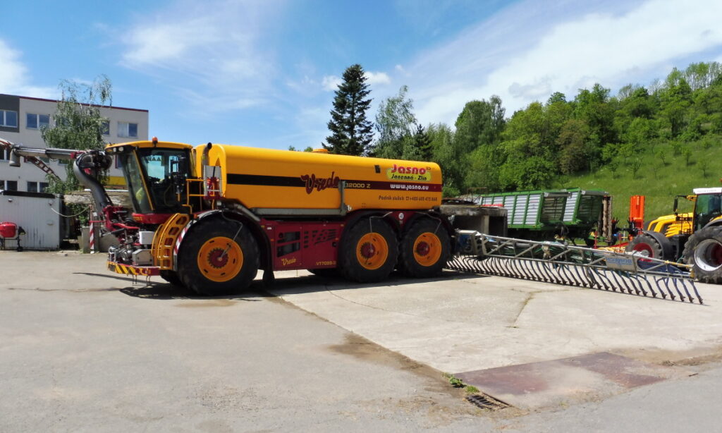 Samojízdná aplikační technika s klasickým třínápravovým podvozkem