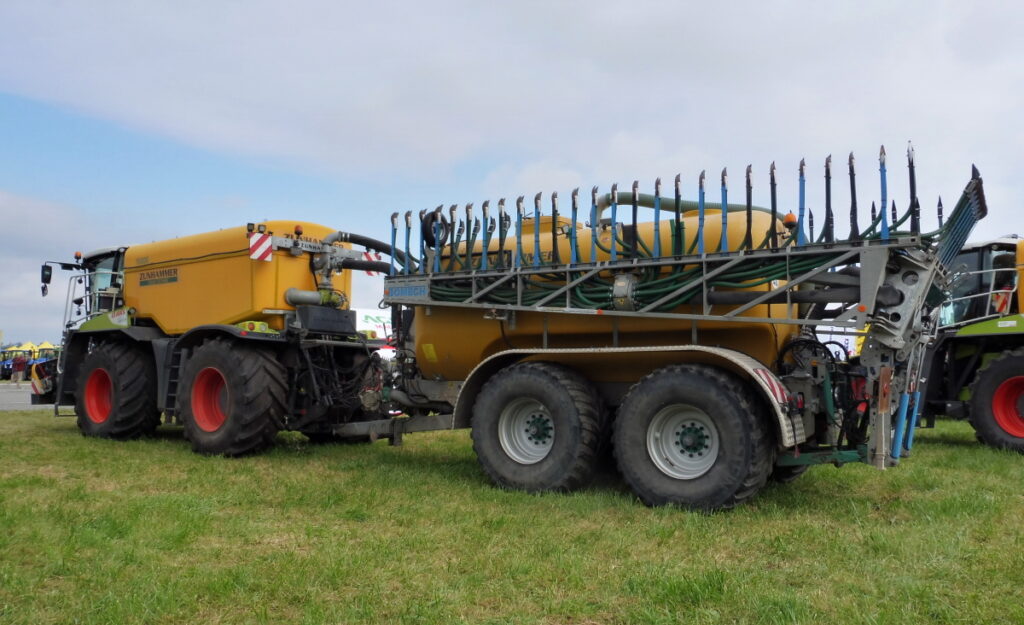 Setkáme se také s agregacemi samojízdných nosičů s návěsnými cisternami