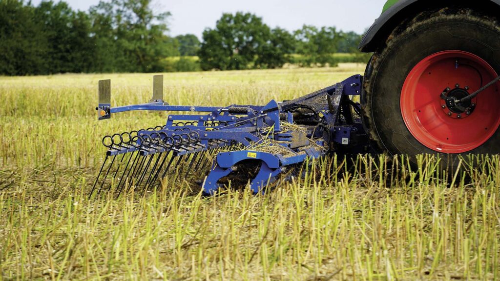 Gravo 610 v zadním závěsu, doplněné třířadým prutovým smykem