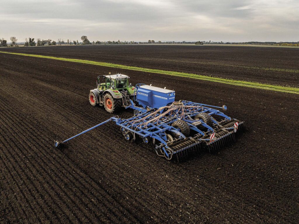 Pracovními záběry 7,2 a 7,5 m výrobce cílí na zejména na velké zemědělské podniky