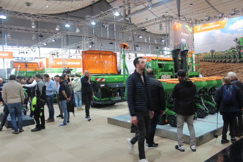 Mezi secími stroji Amazone byly na Agritechnice 2025 k vidění také nesené modely, jako byl přesný secí stroj Precea 4500 a secí kombinace Avant 4502-2, tvořená čelním zásobníkem FTender 1600 a secí lištou s jednokotoučovými botkami RoTec.