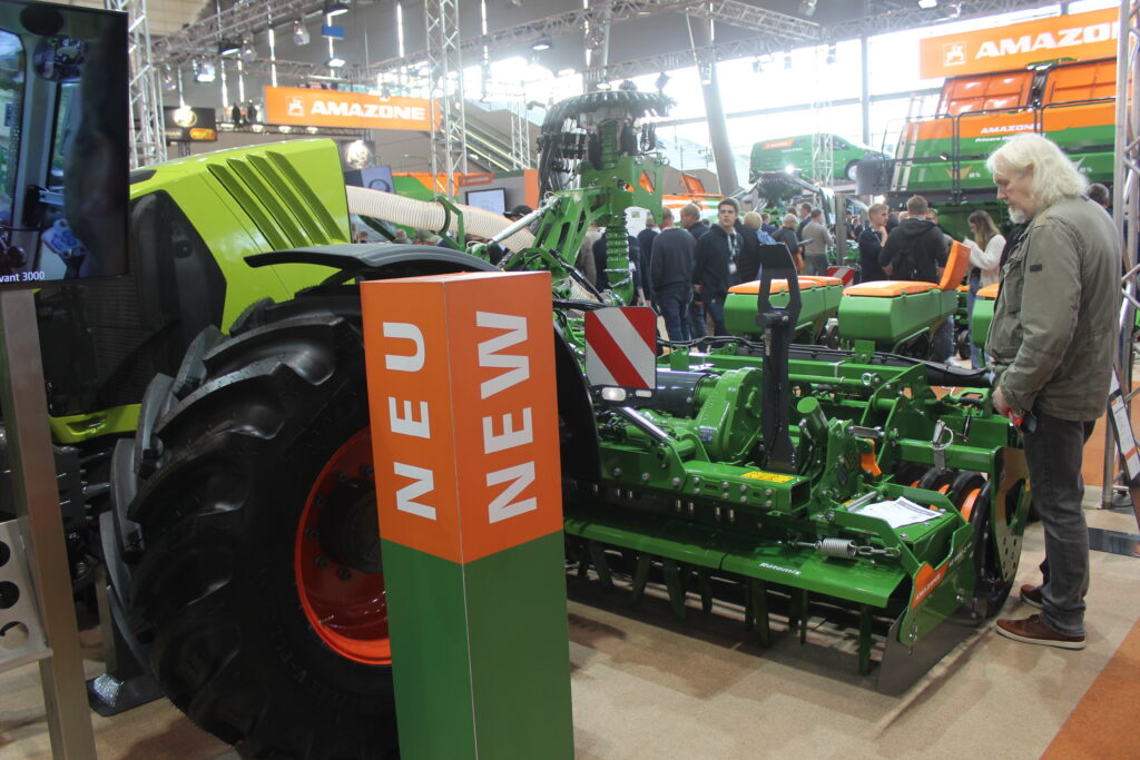 Součástí secí kombinace Avant 4502-2 byly rotační brány Amazone KE 4502-2 300.