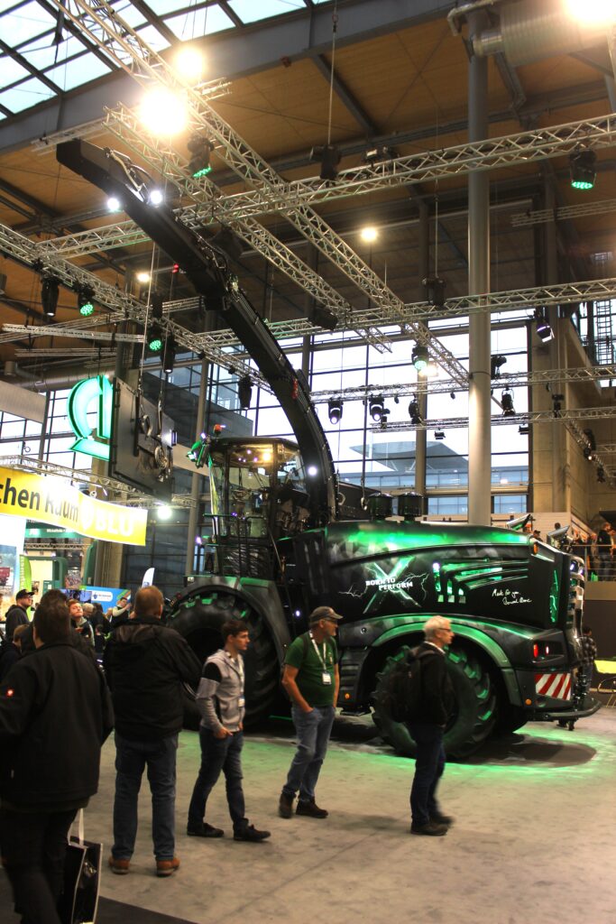 Firma Krone využila mimořádné prestiže mezinárodního veletrhu Agritechnica 2025 a oslavila výjimečné jubileum v podobě 25letého výročí řezaček BiG X – 25 let výkonu, preciznosti a průkopnického ducha ve vývoji polních řezaček.