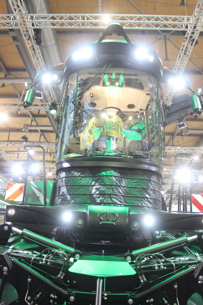 Již 25 let je jméno BiG X synonymem vysokého výkonu a vývoje, vycházejícího z praktických požadavků zákazníků. Tento jubilejní model, který je dostupný také v měřítku 1:32, viditelně promítá zmíněný přístup do designu a detailu.