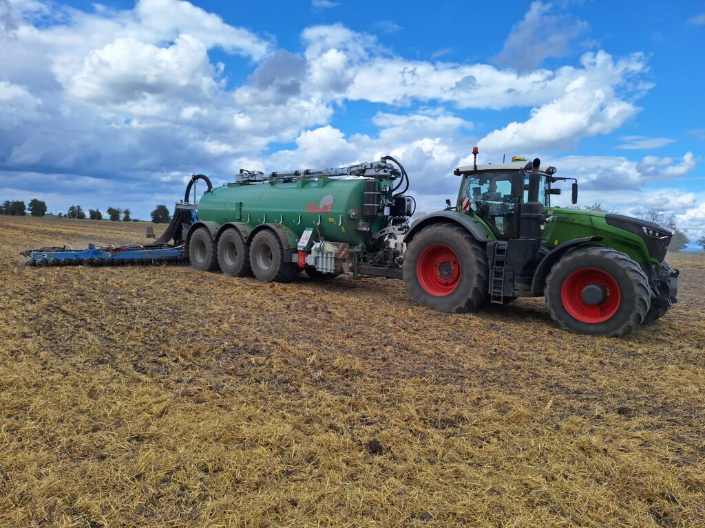 Špičkově vybavená cisterna Wienhoff s třemi nápravami a nádrží o objemu 28 500 l   